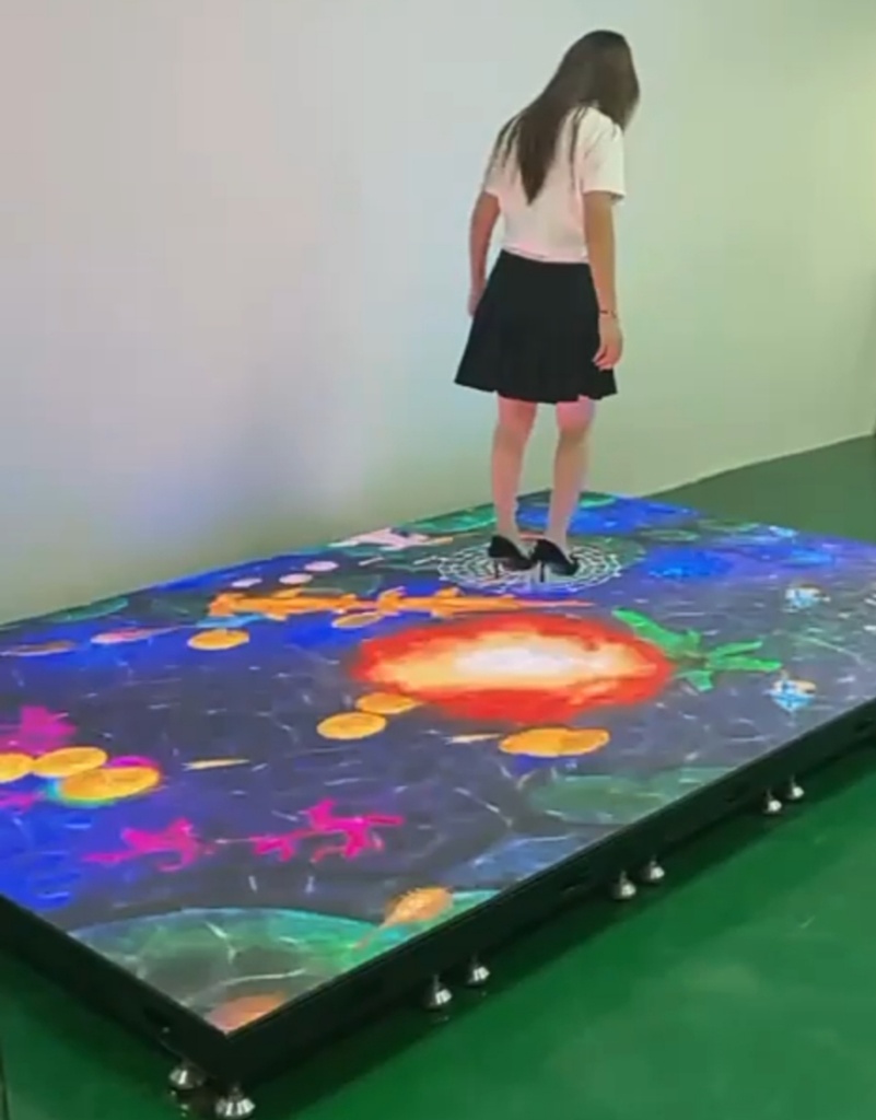 Напольный LED экран из модулей PAVRUS Напольный LED экран из модулей PAVRUS